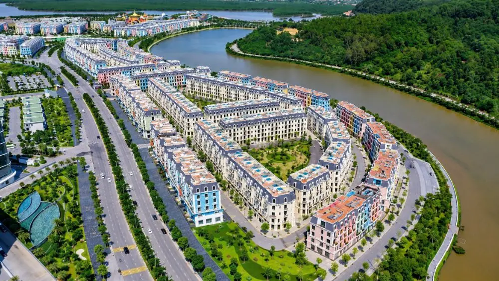 Chủ Khu du lịch quốc tế Đồi Rồng nhận trước gần 5.000 tỷ đồng từ khách hàng, trong khi Vạn Hương lỗ sau thuế hơn 96 tỷ đồng nửa đầu 2026.