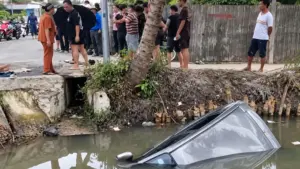 Hải Phòng điều tra vụ ô tô lao xuống mương khiến hai vợ chồng tử vong, ba người ngồi phía sau may mắn sống sót.