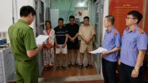 Bốn người bị tạm giữ sau khi hành hung tài xế taxi ở Quảng Ninh vì không đồng ý chở quá số người quy định.