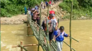 172 học sinh Nghệ An qua cầu tre tạm trở lại trường bán trú sau khi tuyến đường vòng qua điểm sạt lở được hoàn thành.