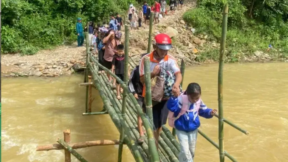 172 học sinh Nghệ An qua cầu tre tạm trở lại trường bán trú sau khi tuyến đường vòng qua điểm sạt lở được hoàn thành.