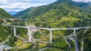 Cầu Móng Sến dài 612 m, trụ cao 83 m giữa núi rừng Sa Pa, từng giữ kỷ lục cầu cạn có trụ cao nhất Việt Nam.
