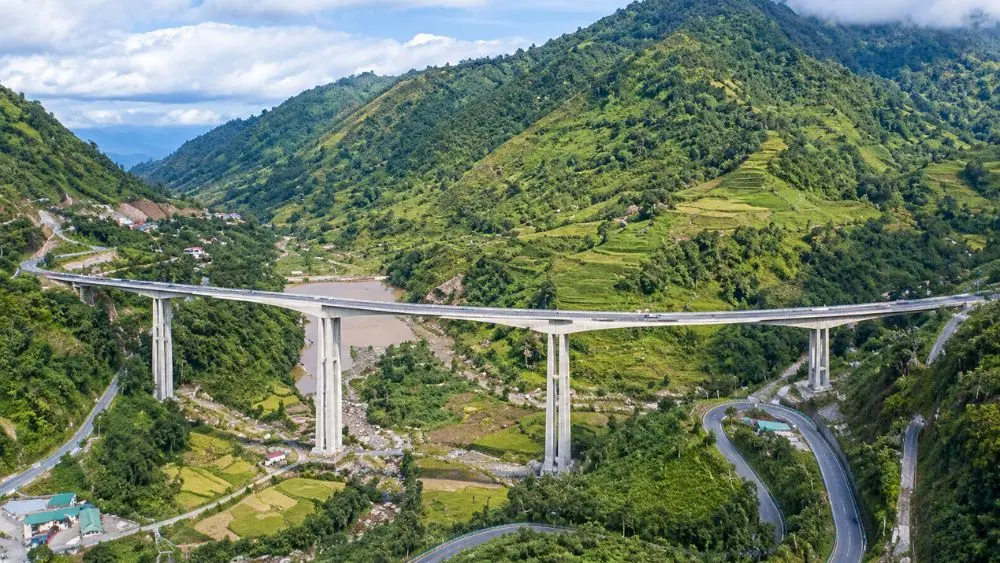 Cầu Móng Sến dài 612 m, trụ cao 83 m giữa núi rừng Sa Pa, từng giữ kỷ lục cầu cạn có trụ cao nhất Việt Nam.