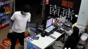 Hải Phòng điều tra vụ cướp tại cửa hàng tạp hóa trên phố Văn Cao, nghi phạm khống chế nữ nhân viên rồi lấy tài sản.