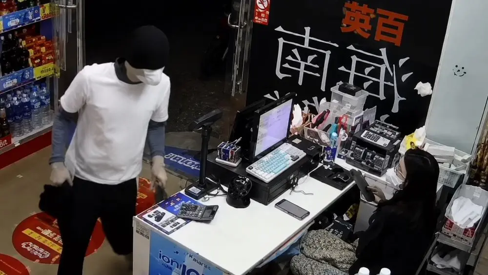 Hải Phòng điều tra vụ cướp tại cửa hàng tạp hóa trên phố Văn Cao, nghi phạm khống chế nữ nhân viên rồi lấy tài sản.