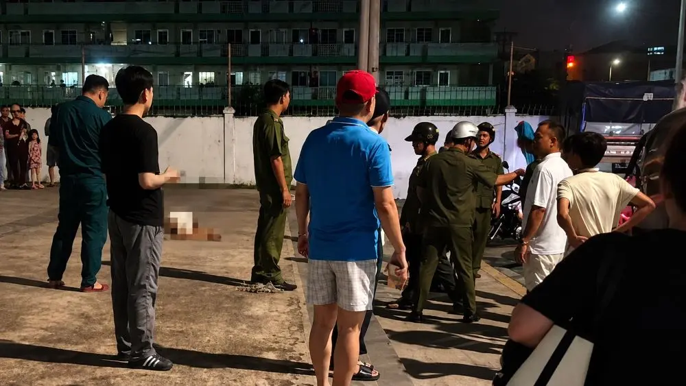 Cô gái 26 tuổi đến nhà bạn tại TPHCM chơi rồi rơi từ tầng 6 xuống sân tử vong. Công an đang điều tra nguyên nhân vụ việc.