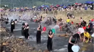 Gần 100 thiếu nữ Thái thực hiện nghi thức gội đầu bên dòng Nậm Pe trong lễ hội mùa vàng ở Lai Châu, thu hút sự chú ý của du khách.