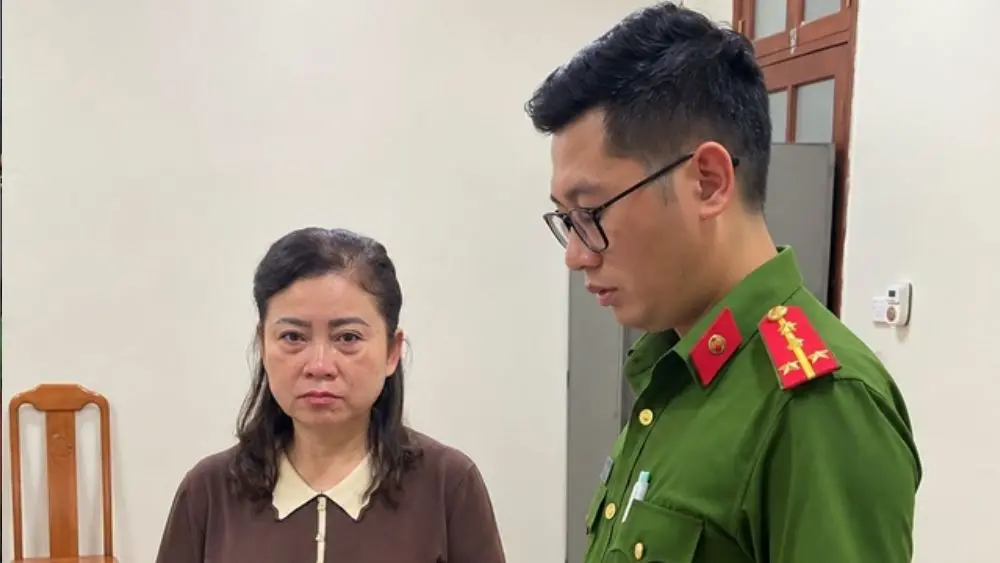 Khởi tố Lộc Thị Hồng, trưởng phòng thuế tại Lạng Sơn, với cáo buộc nhận hối lộ 550 triệu đồng để giúp doanh nghiệp chiếm đoạt tiền hoàn thuế.