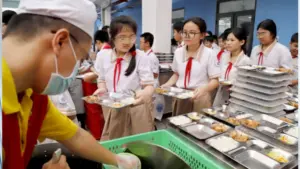 TP.HCM tăng cường kiểm tra đột xuất bữa ăn bán trú, yêu cầu bảo đảm an toàn thực phẩm và không để cơ sở không đủ điều kiện cung cấp suất ăn cho trường học.
