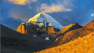 Núi Kailash cao khoảng 6.638m ở Tây Tạng được xem là ngọn núi thiêng, nhiều thế kỷ qua chưa có người chinh phục đỉnh núi.