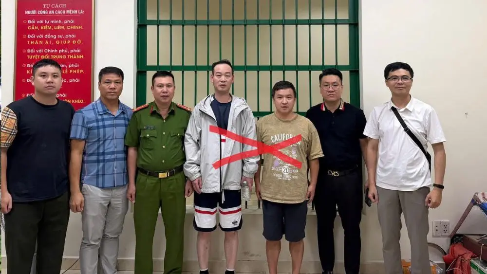 Công an TP Hải Phòng bắt giữ 2 đối tượng truy nã người Trung Quốc, sau đó bàn giao cho Cục Cảnh sát hình sự - Bộ Công an xử lý.