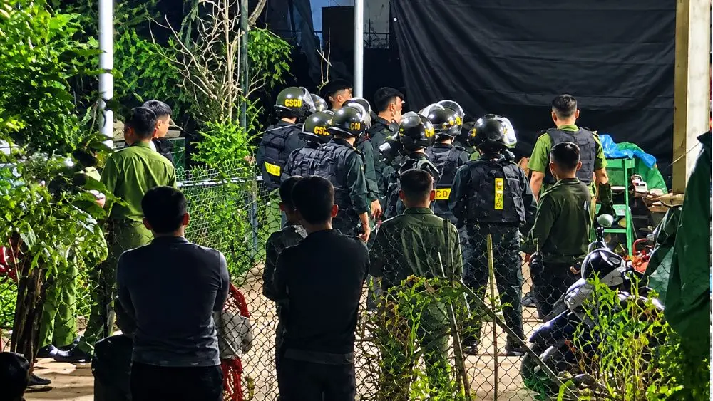Một người đàn ông mặc áo giáp tự chế, dùng dao tấn công 2 công an Thái Nguyên được khống chế sau nhiều giờ.