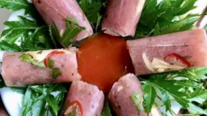 Khám phá nem chua Thanh Hóa – món đặc sản đượm vị quê hương gói trọn nét tinh tế ẩm thực xứ Thanh. Thưởng thức hương vị truyền thống ngay!
