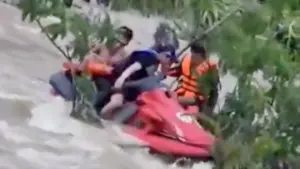 Lực lượng công an cùng tình nguyện viên dùng ca nô vượt dòng nước chảy xiết giải cứu thành công người đàn ông mắc kẹt giữa lũ