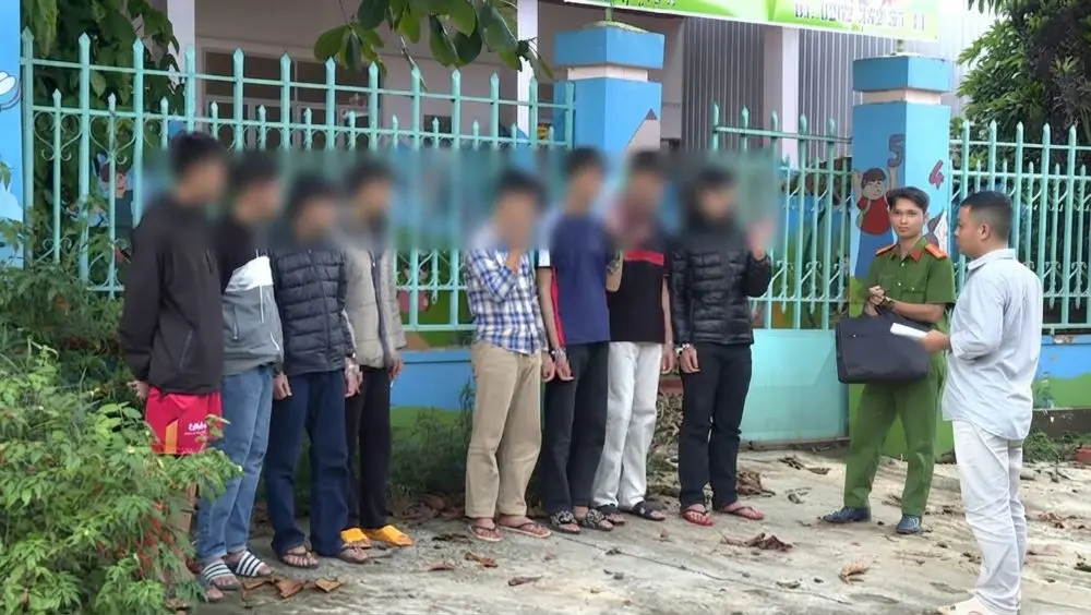 Công an tạm giữ nhóm thanh thiếu niên chuyên rủ nhau đột nhập ô tô của người dân trên địa bàn để trộm cắp tài sản, chiếm đoạt hơn 58 triệu đồng.