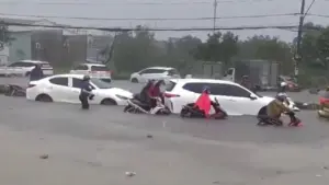 Mưa lớn tại TP.HCM khiến nhiều khu vực Thuận An ngập nước, tràn vào nhà dân, một số hộ phải chủ động sơ tán để đảm bảo an toàn.