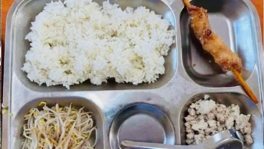 Suất ăn bán trú Hà Nội tại Trường Tiểu học Trung Giã B được phụ huynh phản ánh, khiến Thành ủy yêu cầu kiểm tra, xác minh.