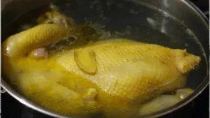 Thịt gà có thực sự kỵ tôm, tỏi và rau răm? Tìm hiểu góc nhìn khoa học về những thực phẩm được cho là kỵ nhau khi ăn cùng.