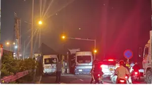 Xe chở trụ bê tông lật trên cầu Phú Lương khiến quốc lộ 5 ùn tắc nhiều giờ, ô tô xếp hàng dài chờ xử lý.