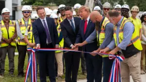 Tổng thống Donald Trump khánh thành bãi đáp trực thăng mới tại Nhà Trắng và thực hiện chuyến bay đầu tiên từ sân đỗ mới.