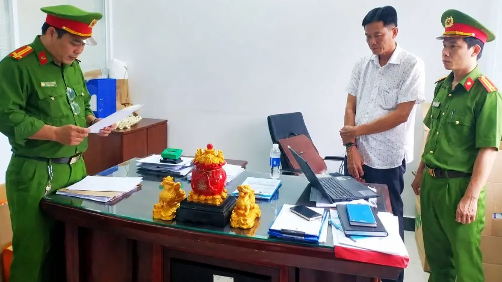 Lê Minh Phúc, Phó Giám đốc Công ty Cổ phần Phú Long, bị bắt tạm giam do liên quan việc chôn lấp gần 48 tấn chất thải công nghiệp