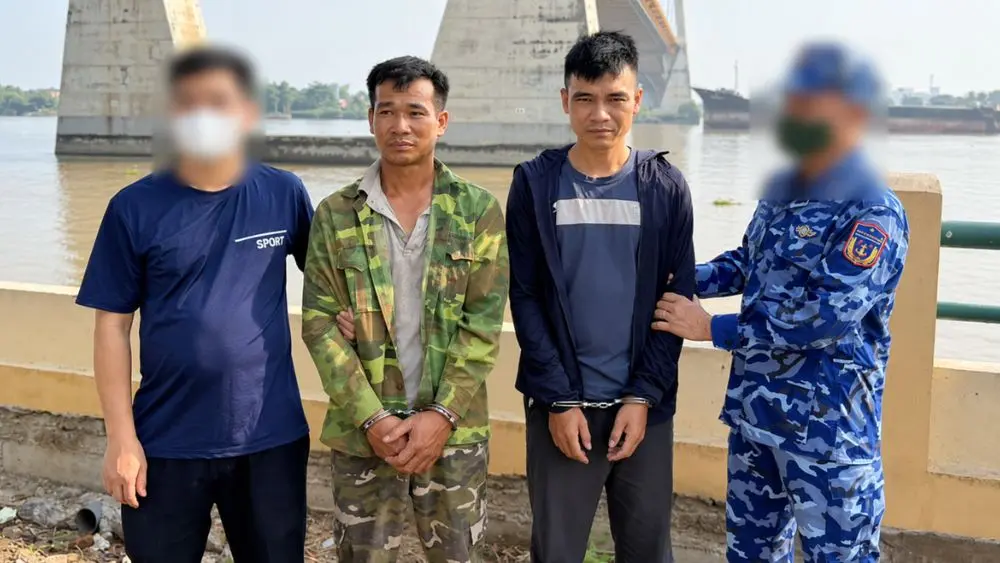 Hải Phòng bắt giữ 2 đối tượng mua bán, tàng trữ trái phép chất ma túy, thu giữ heroine cùng điện thoại, xe máy và tiền mặt.