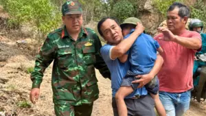 Bé trai 6 tuổi đi lạc trong rừng được tìm thấy an toàn, câu chuyện về chú chó Đen luôn bên cạnh khiến nhiều người xúc động.