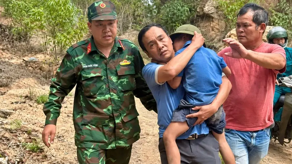 Bé trai 6 tuổi đi lạc trong rừng được tìm thấy an toàn, câu chuyện về chú chó Đen luôn bên cạnh khiến nhiều người xúc động.