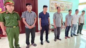 Nữ giám đốc ở Đắk Lắk bị khởi tố, bị cáo buộc chi 10 triệu đồng mỗi tháng để đưa gỗ lậu qua các chốt bảo vệ rừng.