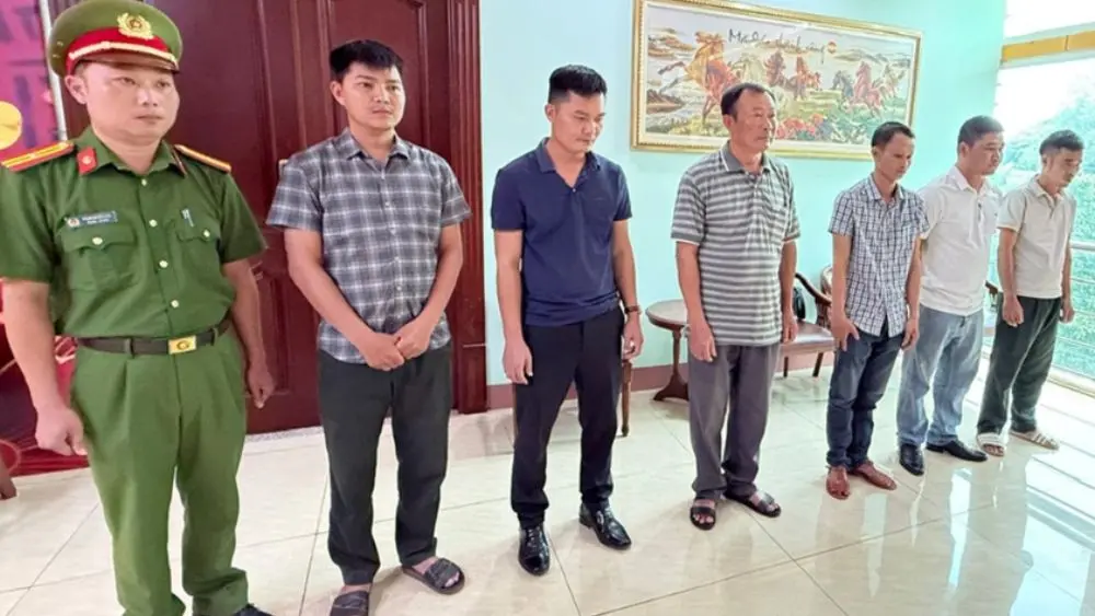 Nữ giám đốc ở Đắk Lắk bị khởi tố, bị cáo buộc chi 10 triệu đồng mỗi tháng để đưa gỗ lậu qua các chốt bảo vệ rừng.