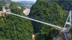 Cầu kính Bạch Long dài 632m ở Mộc Châu, cao khoảng 150m, đang giữ kỷ lục cầu đi bộ đáy kính dài nhất thế giới.
