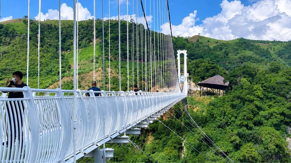 Cầu kính Bạch Long dài 632m thuộc khu du lịch Mộc Châu Island, nổi bật với kỷ lục cầu đi bộ đáy kính dài nhất thế giới.