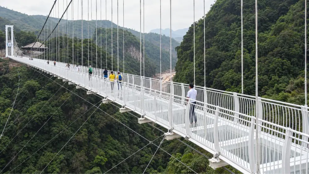 Cầu kính Bạch Long dài 632m tại Mộc Châu gây chú ý với kỷ lục cầu đi bộ đáy kính dài nhất thế giới và vị trí giữa núi rừng hùng vĩ.