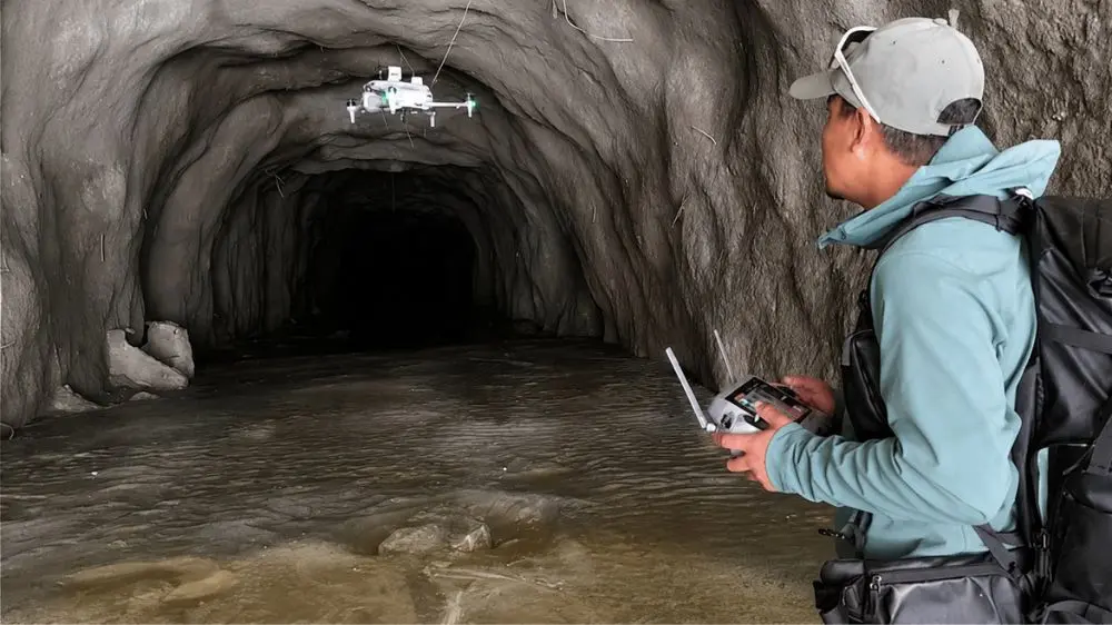 Cứu hộ Nepal dùng drone tìm kiếm công nhân mất tích trong các hầm thủy điện bị lũ quét vùi lấp, giữa nhiều khó khăn về địa hình và thiết bị.