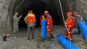 Cứu hộ Nepal gặp nhiều khó khăn khi tiếp cận công nhân mắc kẹt trong các hầm thủy điện sau lũ quét nghiêm trọng.