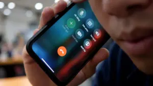 Điện thoại có thể bị nghe lén nếu xuất hiện các dấu hiệu bất thường như pin nhanh hết, máy nóng, dữ liệu tăng cao hoặc hoạt động lạ.