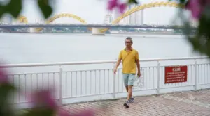 Đi bộ nhiều có khiến khớp gối mòn nhanh hơn? Tìm hiểu ngay sự thật khoa học và hướng dẫn đi bộ đúng cách để bảo vệ xương khớp hiệu quả.
