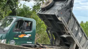 Hải Phòng xử lý 8 trường hợp đổ chất thải trái quy định, trong đó có phương tiện đổ chất thải rắn thông thường tại bãi đất trống.