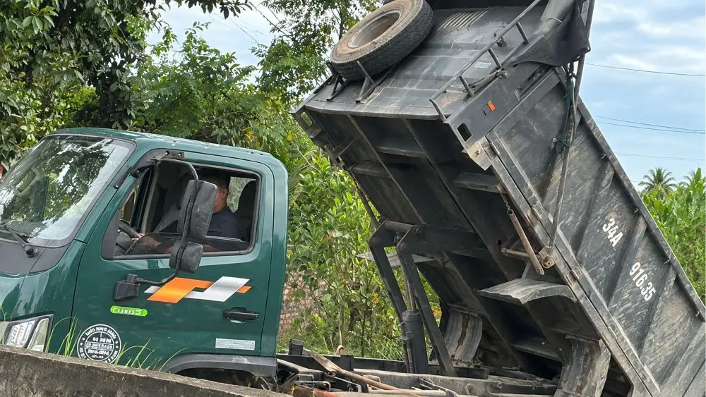 Hải Phòng xử lý 8 trường hợp đổ chất thải trái quy định, trong đó có phương tiện đổ chất thải rắn thông thường tại bãi đất trống.