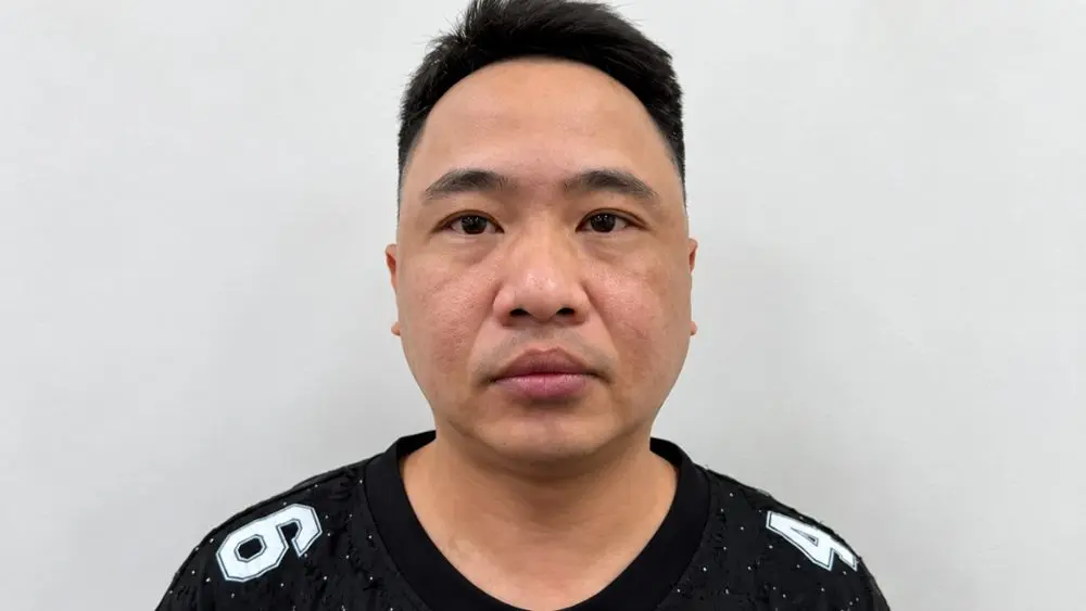 Dương Văn Huy, đối tượng truy nã đặc biệt nguy hiểm về tội “Cướp tài sản”, đã ra đầu thú sau gần 10 tháng lẩn trốn.