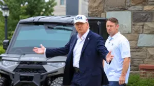 Donald Trump yêu cầu Ukraine ngừng tấn công dầu Nga, đồng thời nói Mỹ có thể ở lại Iran và tiếp tục kiểm soát nguồn dầu.
