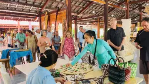 Du khách Nga tham quan làng nghề Trường Sơn ở Nam Nha Trang, trải nghiệm không gian văn hóa và các sản phẩm nghề truyền thống.