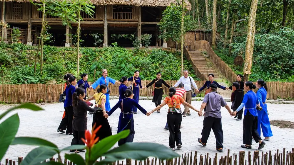 Du lịch cộng đồng tại Việt Nam ngày càng hút khách nhờ trải nghiệm văn hóa, nghề truyền thống và đời sống bản địa tại những ngôi làng đặc sắc.
