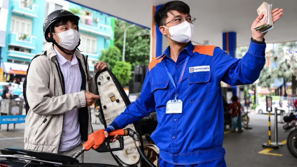 Giá xăng dầu hôm nay 14/9 tiếp tục tăng trên thị trường thế giới, trong nước giá xăng E10RON95-III đã vượt 24.000 đồng/lít.