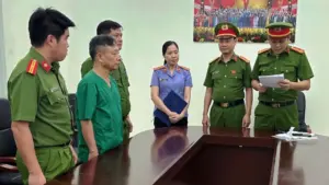 Giám đốc bệnh viện bị khởi tố do bị cáo buộc làm sai lệch hồ sơ bệnh án, hé lộ những vụ án liên quan đến bệnh án khống và bảo hiểm.