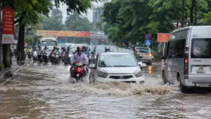 Hà Nội ngập sâu hơn 40 điểm sau mưa lớn kéo dài, khiến nhiều tuyến đường ngập nước, giao thông gặp khó khăn.