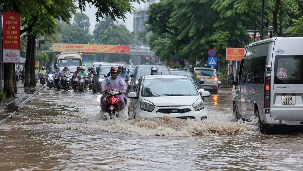 Hà Nội ngập sâu hơn 40 điểm sau mưa lớn kéo dài, khiến nhiều tuyến đường ngập nước, giao thông gặp khó khăn.