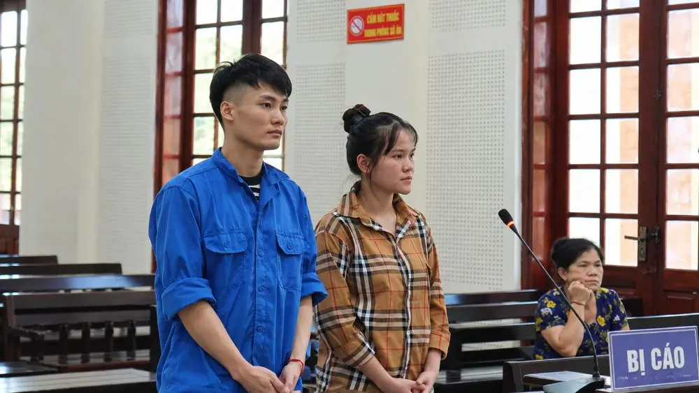 Hai bị cáo hầu tòa trong vụ án ma túy, khi nam thanh niên bị cáo buộc kéo bạn gái vào vòng lao lý.