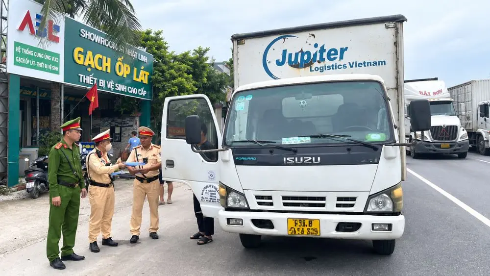 Hải Phòng xử lý hơn 105.000 trường hợp vi phạm giao thông trong 8 tháng, phạt theo lỗi hơn 281,9 tỷ đồng.