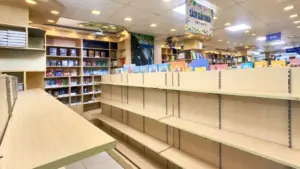 Kệ sách giáo khoa tại một nhà sách ở TPHCM trống nhiều, phản ánh tình trạng thiếu sách vào thời điểm đầu tháng 9.